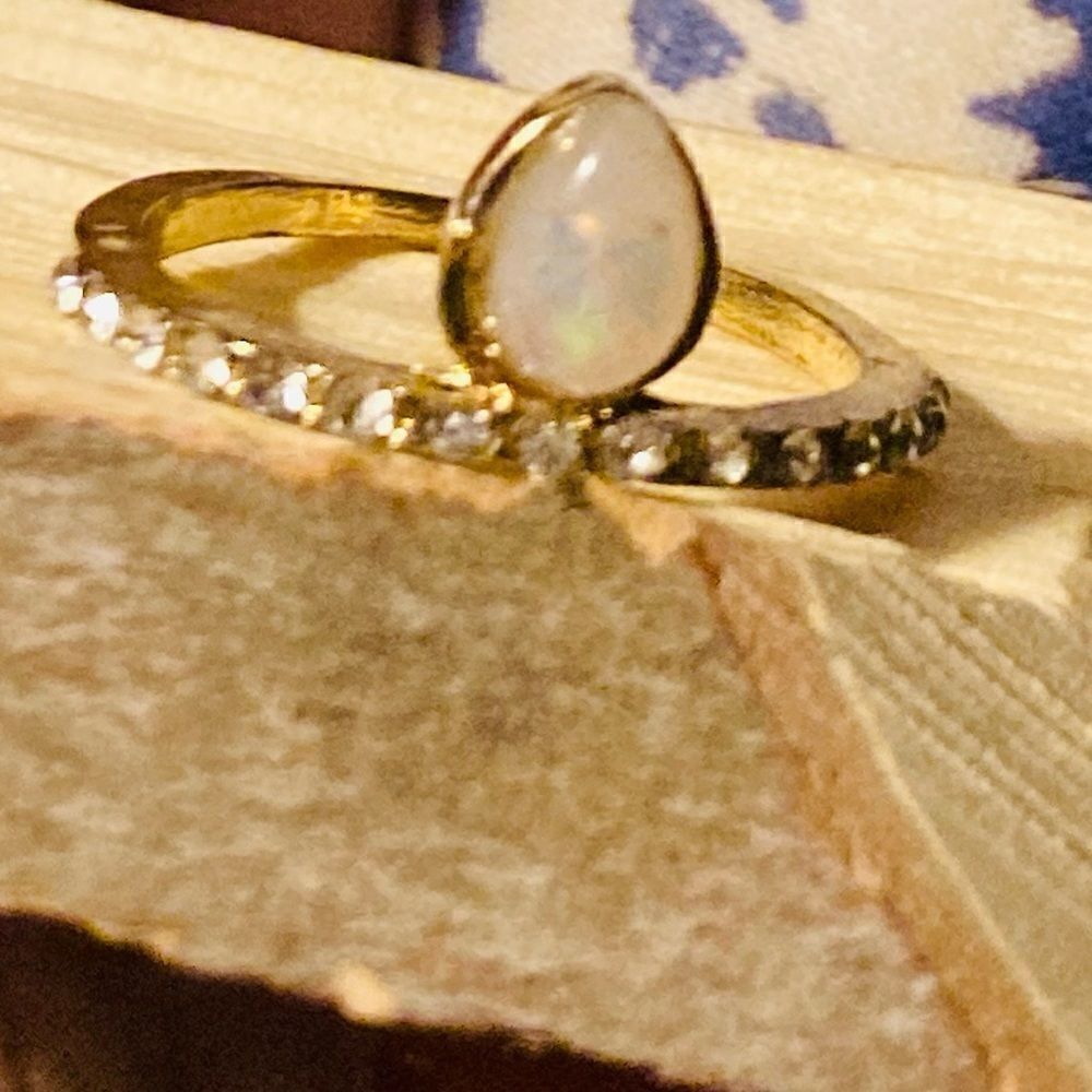 Elegant Fashion Opalescent Ring
Size 4
New
Excellent Condition